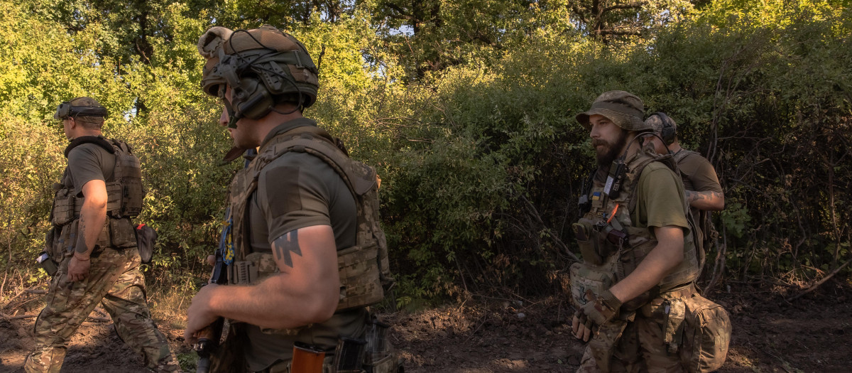 Soldados ucranianos de la 43.ª Brigada de Artillería en el distrito de Pokrovsk,en la región oriental de Donetsk