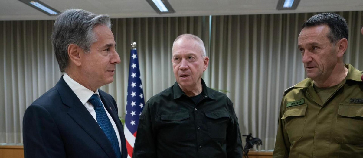 Antony Blinken con Yoav Gallant, el ministro de Defensa israelí en Tel Aviv