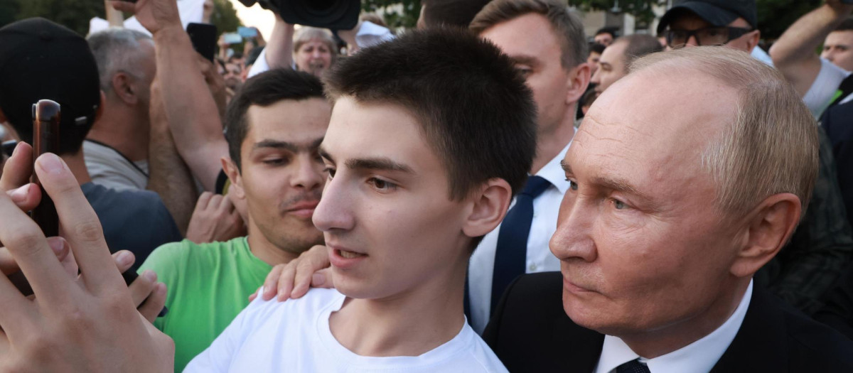 Putin se hace un selfie con un joven en su visita a la zona rusa de Osetia del Norte-Alania