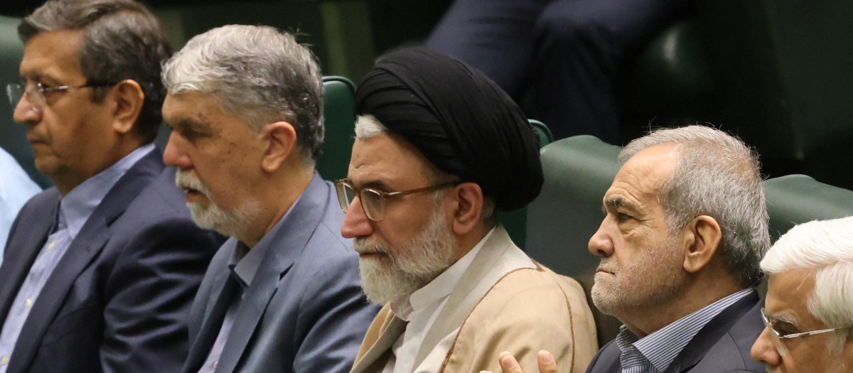 El ministro de la Inteligencia iraní, Esmaeil Khatib, con el presidente de Irán, Masoud Pezeshkian