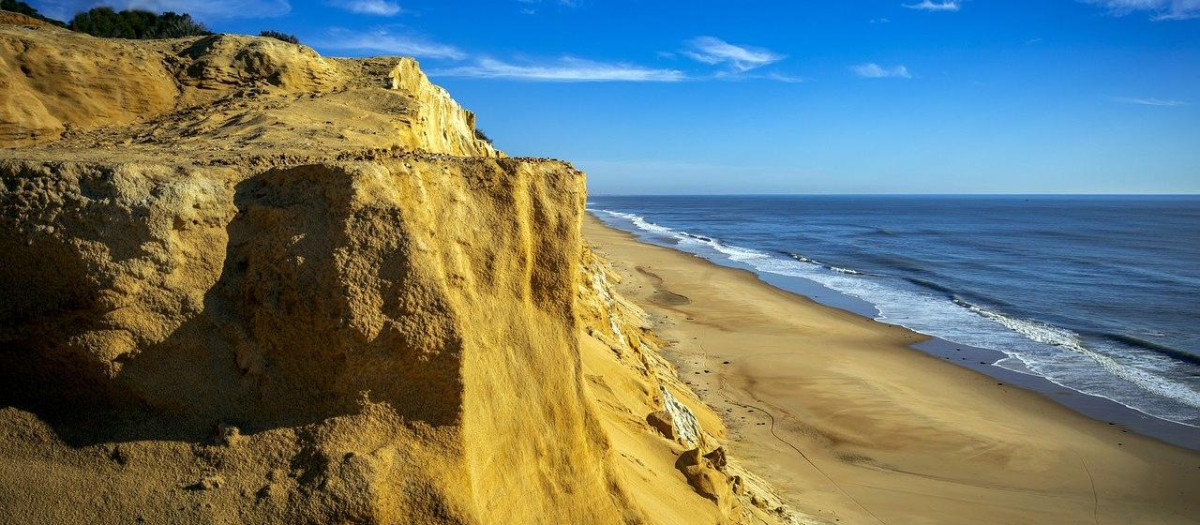 Playa del acantilado Huelva