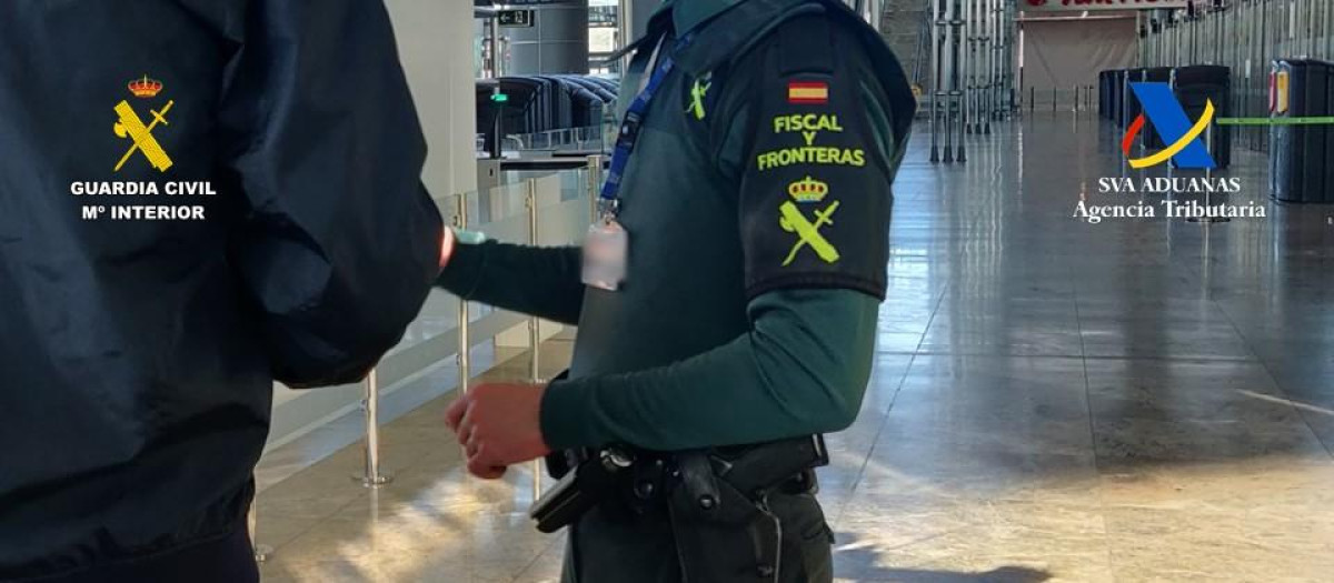 Agentes de la Guardia Civil en el aeropuerto de Alicante