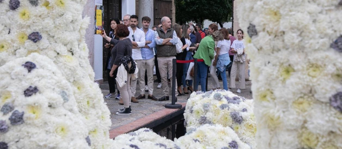 Visitantes en el patio del Museo Arqueológico