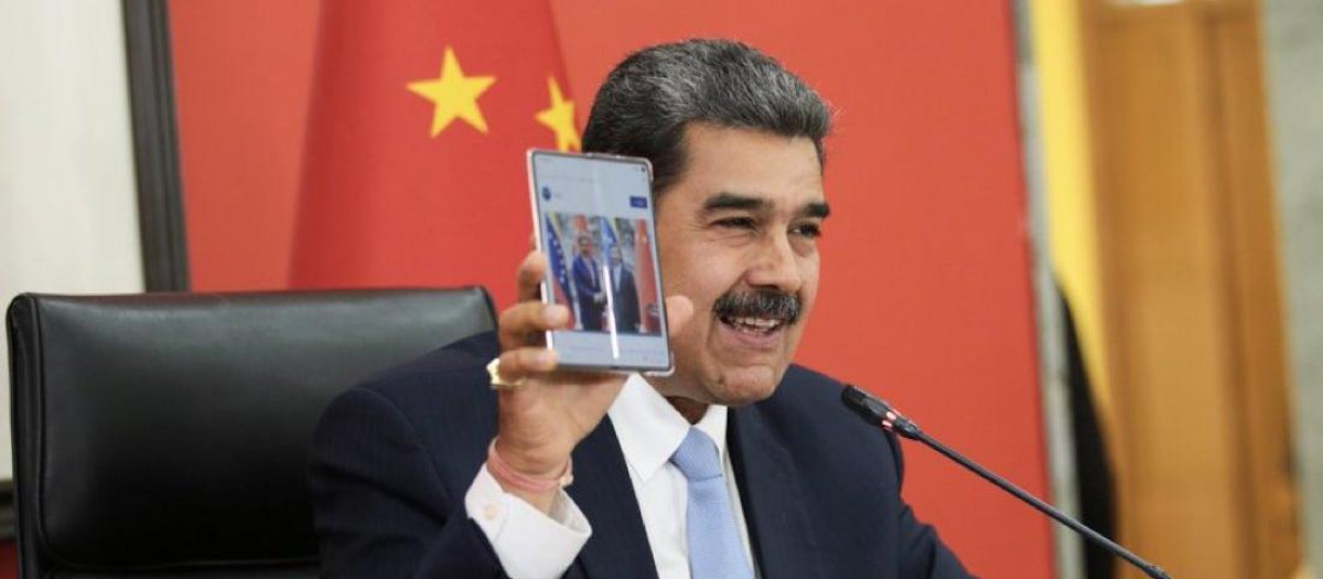 Maduro con el Huawei Mate X3 durante su visita a China