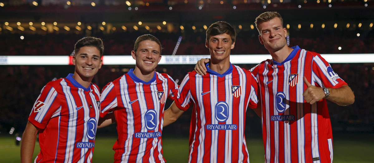 Julián Álvarez, Gallagher, Le Normand y Sorloth, durante la noche de bienvenida a los nuevos jugadores del Atlético de Madrid