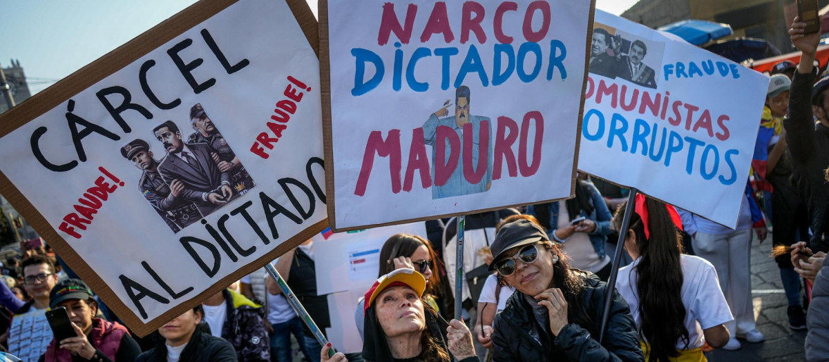 Ciudadanos venezolanos residentes en Perú protestan en rechazo a los resultados de las elecciones celebradas el 28 de julio, en la plaza Manco Capac, en Lima, Perú,