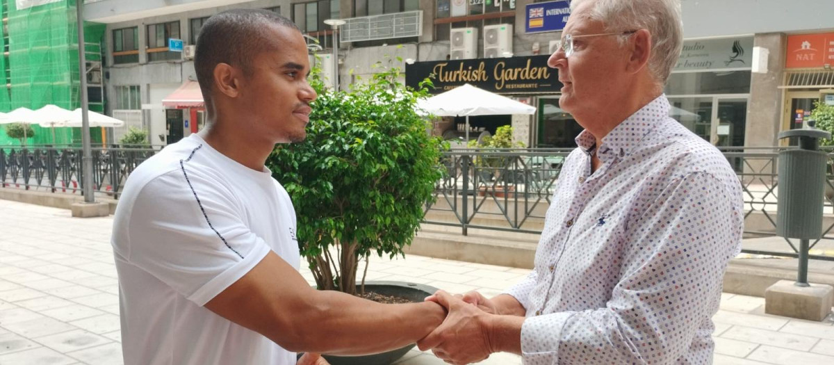 Felipe David Souza, el joven que rescató al niño, junto al concejal de Seguridad, Julio Calero