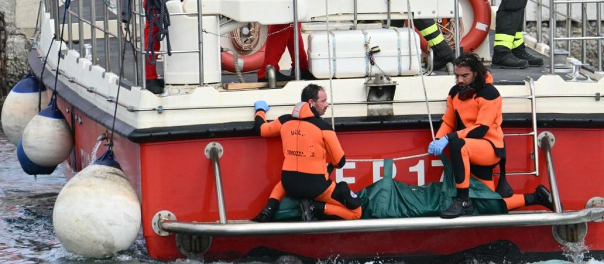 Submarinistas sacan uno de los cuerpos del yate Bayesian, hundido en Sicilia.