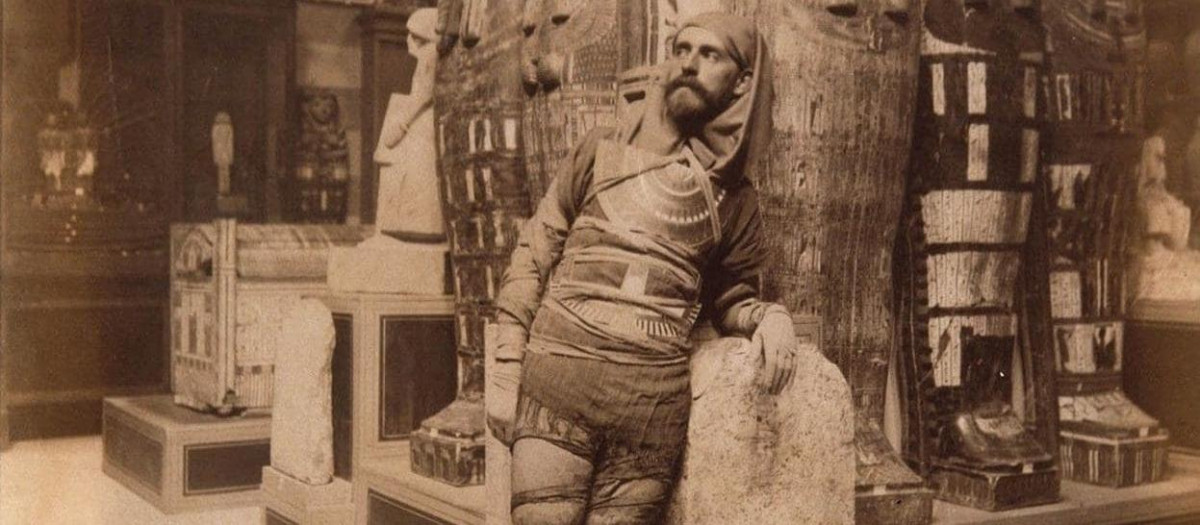 Eduardo Toda vestido de momia en el Museo Bulaq (El Cairo)