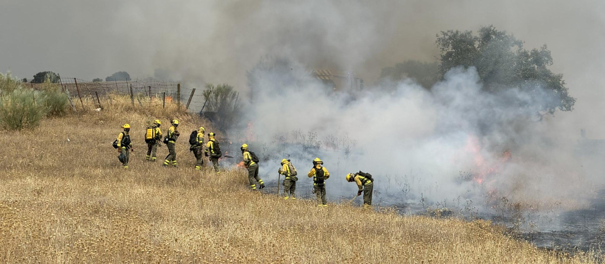Bomberos trabajando en el incendio de Tres Cantos