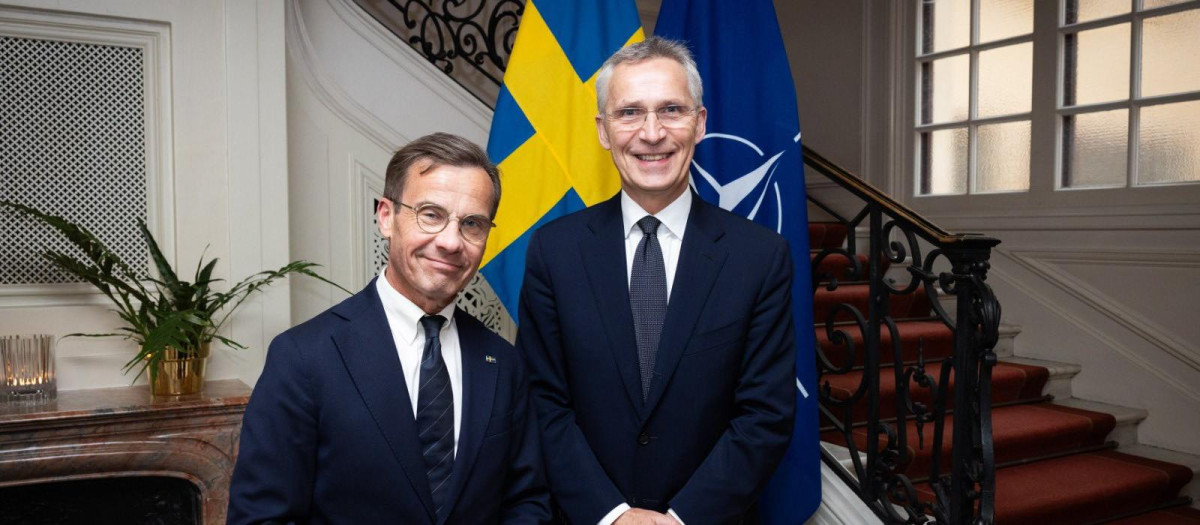Ulf Kristersson, primer ministro sueco, junto a Jens Stoltenberg, secretario general de la OTAN