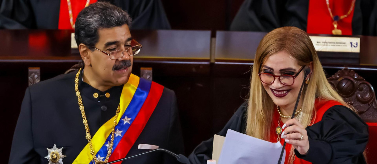 Nicolas Maduro, junto a la presidenta del tribunal supremo de justicia Caryslia Rodríguez, en una foto de enero de 2024