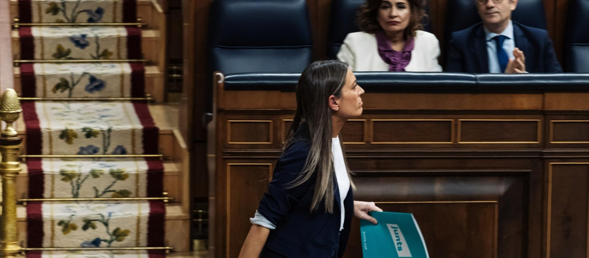 La portavoz de Junts en el Congreso, Miriam Nogueras, la vicepresidenta primera del Gobierno y ministra de Hacienda, María Jesús Montero, y el ministro de la Presidencia, Justicia y Relaciones con las Cortes, Félix Bolaños