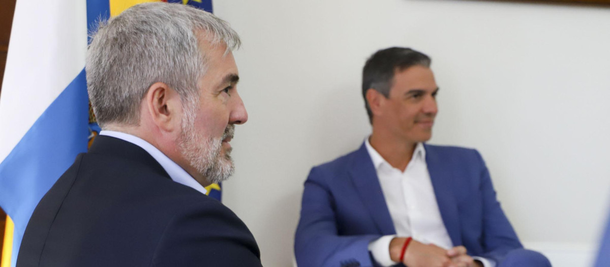 Pedro Sánchez y el presidente de Canarias, Fernando Clavijo, este viernes en La Palma