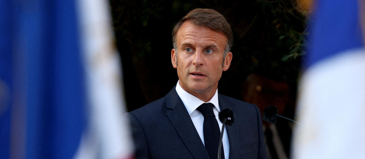 El presidente de Francia, Emmanuel Macron, durante una ceremonia que conmemora el 80 aniversario de la liberación de Bormes-les-Mimosas, un pueblo en el sureste de Francia