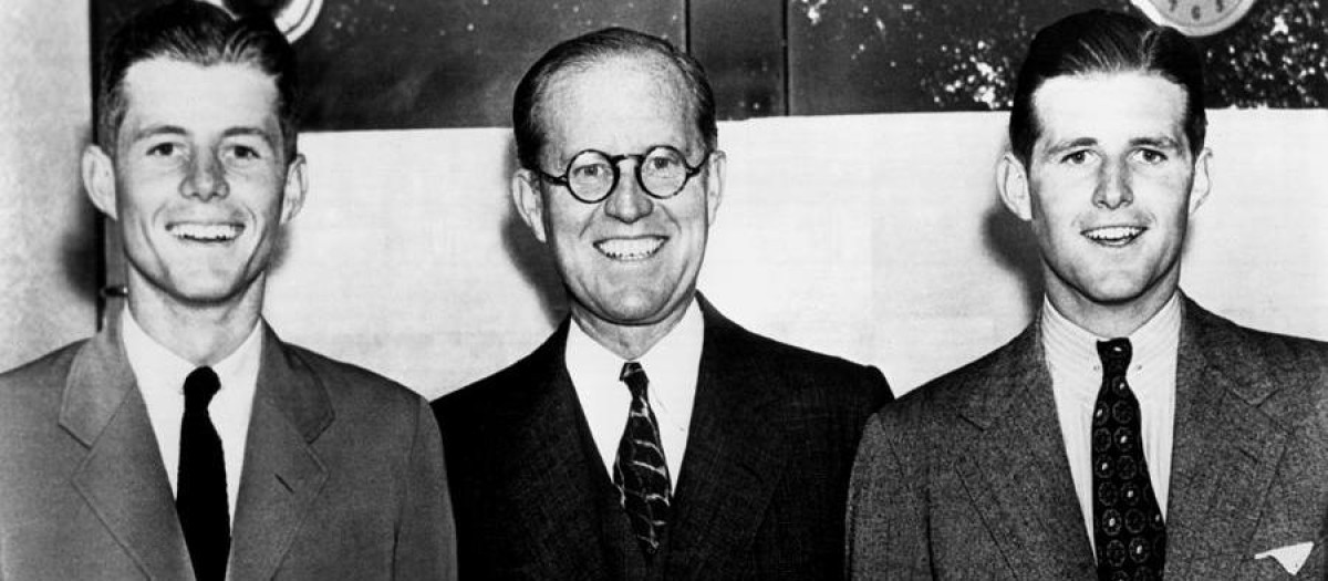 Joseph P. Kennedy Sr en el centro junto a sus hijos John F. Kennedy (izq) y Joe Kennedy Jr. (dch)