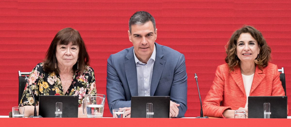 La presidenta del PSOE, Cristina Narbona; el presidente del Gobierno y secretario general del PSOE, Pedro Sánchez y la vicepresidenta segunda del Gobierno y ministra de Hacienda, María Jesús Montero