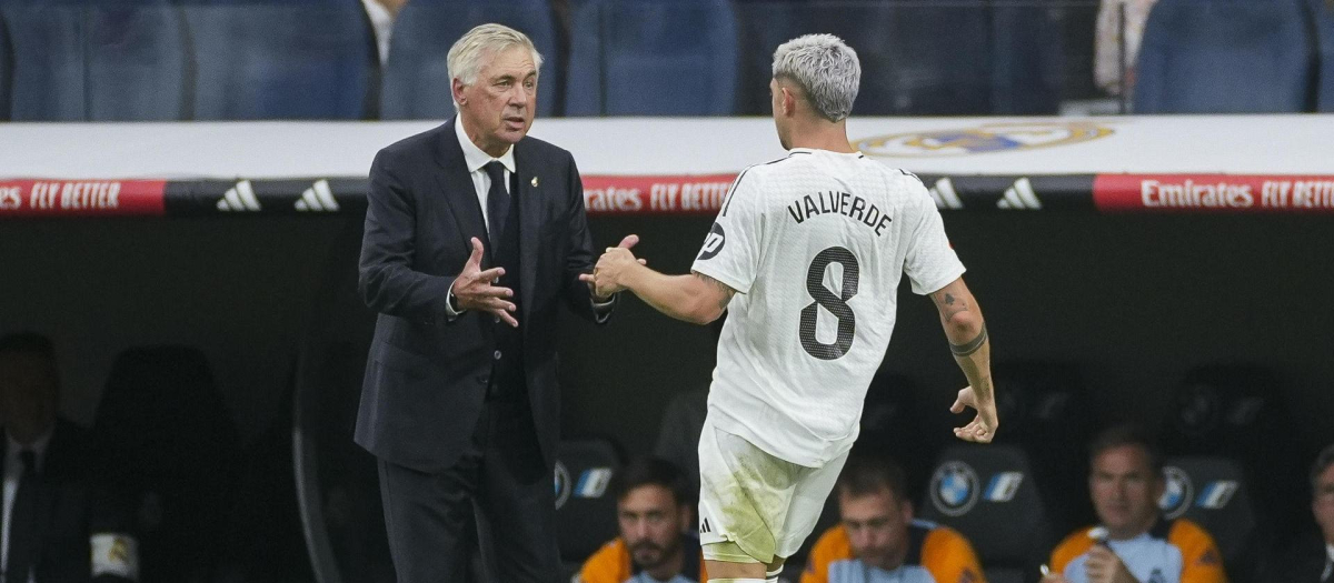 Fede Valverde celebra con Carlo Ancelotti el 1-0 ante el Valladolid