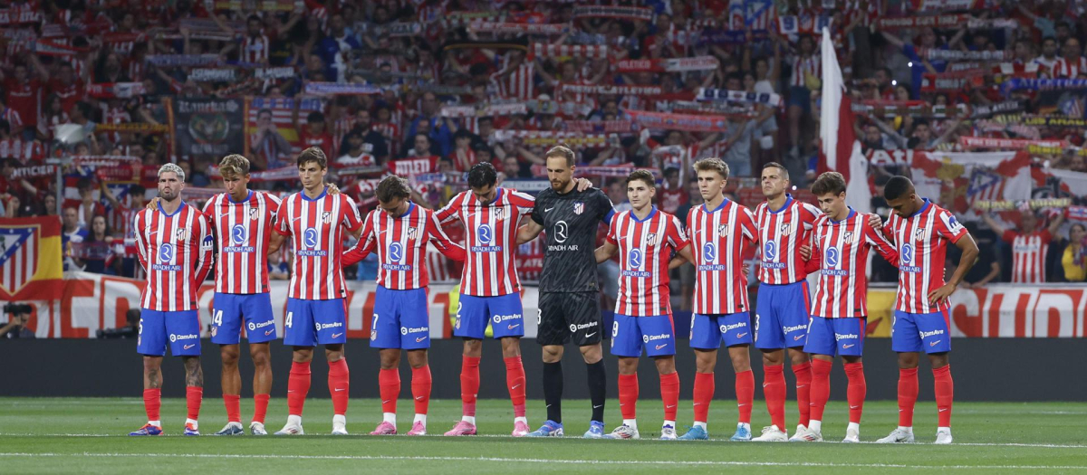 Los jugadores del Atlético de Madrid guardan un minuto de silencio por aficionados atléticos fallecidos durante la temporada pasada y por Mateo, el niño asesinado en Mocejón