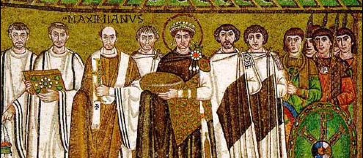 Corte del emperador Justiniano con (a la derecha) el arzobispo Maximiano y (a la izquierda) funcionarios de la corte y guardias pretorianos