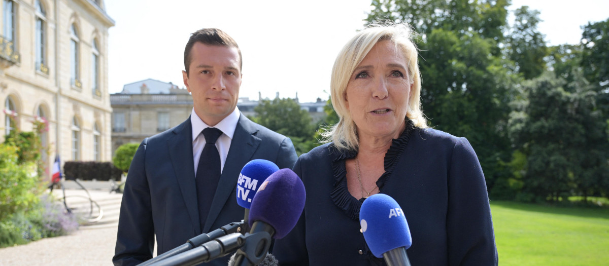 El presidente del partido Agrupación Nacional (RN), Jordan Bardella, junto a la líder del partido, Marine Le Pen, a su salida del Elíseo