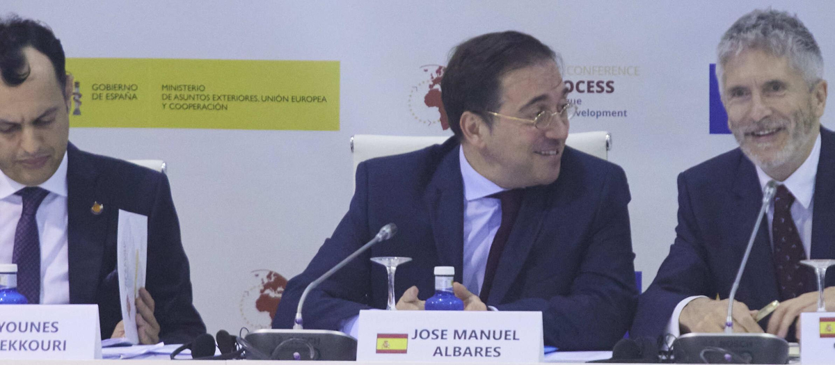 El Ministro de Asuntos Exteriores español, José Manuel Albares, (3d) junto con el Ministro del Interior, Fernando Grande-Marlaska