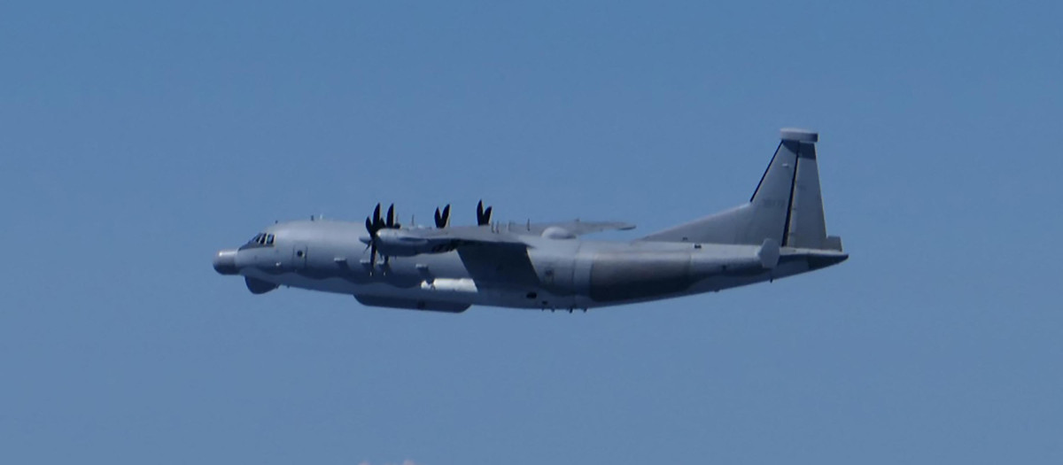 Un avión militar chino de recopilación de inteligencia Y9 que, según el Ministerio de Defensa de Japón, "violó" el espacio aéreo japonés