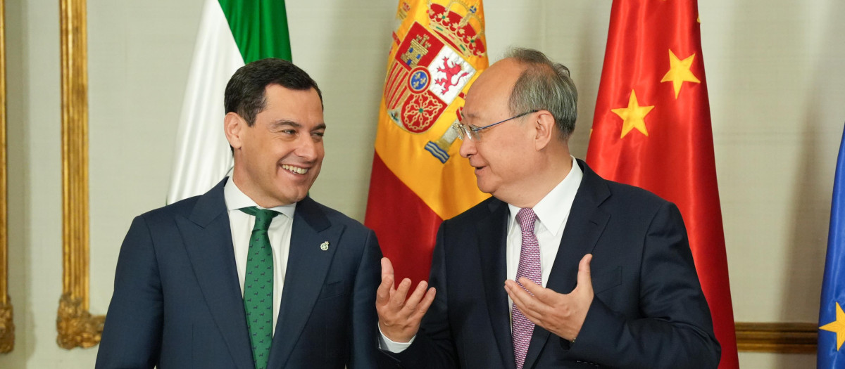 Juanma Moreno recibió en el Palacio de San Telmo a una delegación del Partido Comunista Chino el pasado mes de mayo
durante su reunión con una delegación del Comité Central del Partido Comunista chino encabezada por Yin Li (d), miembro de su buró político. En el Palacio de San Telmo. A 24 de mayo de 2024, en Sevilla (Andalucía, España).
María José López / Europa Press
(Foto de ARCHIVO)
24/5/2024