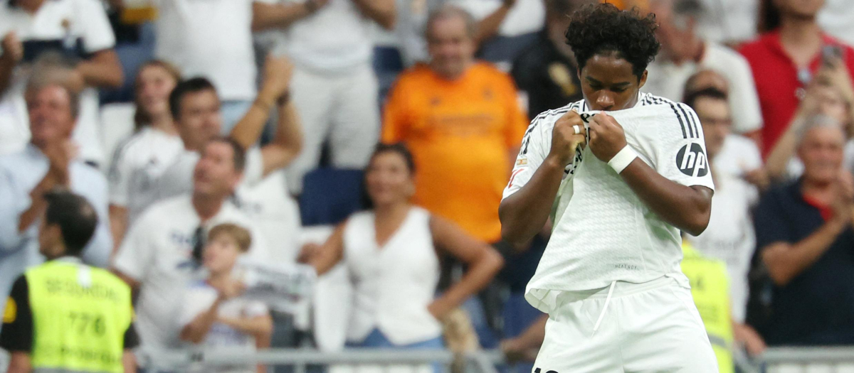 Endrick celebra su primer gol en el Bernabéu besándose el escudo del Real Madrid