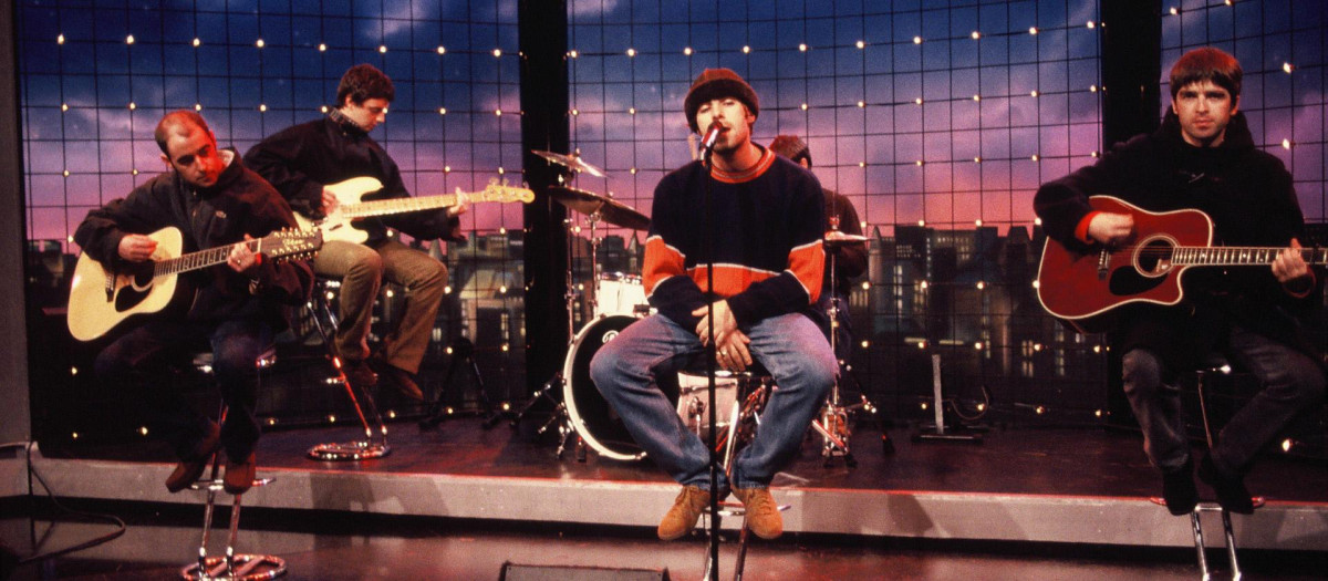 Oasis durante una actuación en 1994 (Liam en el centro y Noel a la derecha)