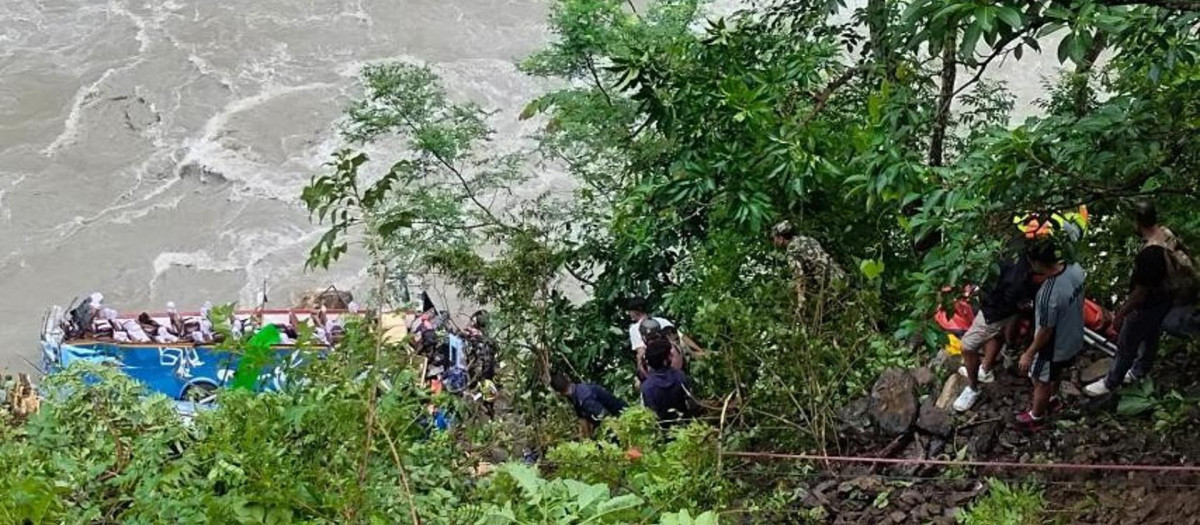 El Ejército nepalí realizando una operación de búsqueda y rescate