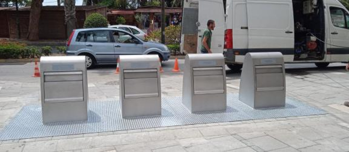 Imagen de la instalación de los contenedores en Torrevieja
