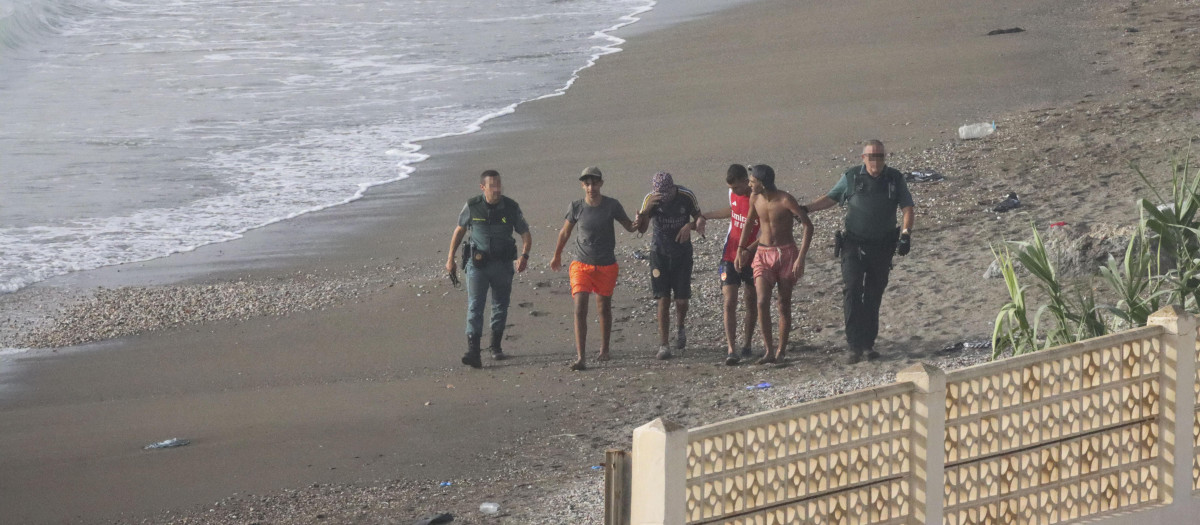 Marroquíes llegando a nado a la playa del Tarajal, en Ceuta, este mismo martes