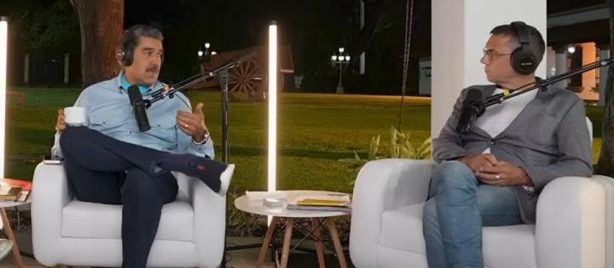 Nicolás Maduro y Juan Carlos Monedero durante la retransmisión del discutido podcast del dictador