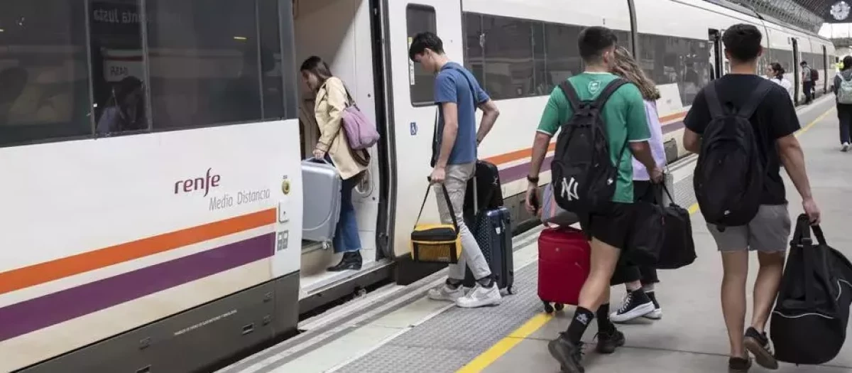 Viajeros subiendo a un tren en la estación de Santa Justa, en Sevilla, este verano