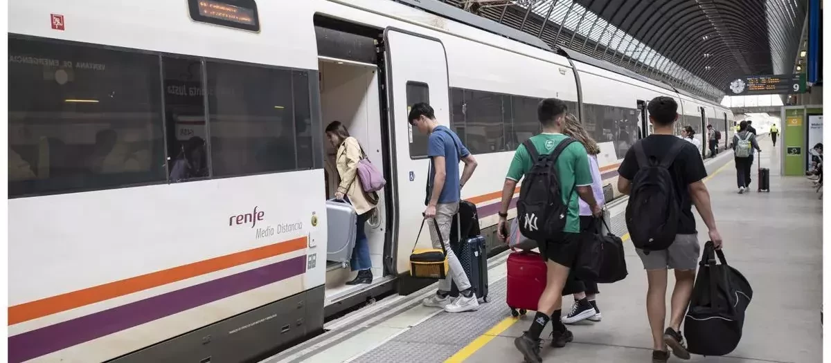 Viajeros subiendo a un tren en la estación de Santa Justa, en Sevilla, este verano