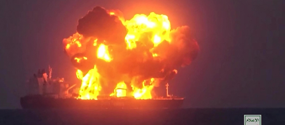 El petrolero griego 'MV Sounion' atacado por los rebeldes hutíes, en el mar Rojo