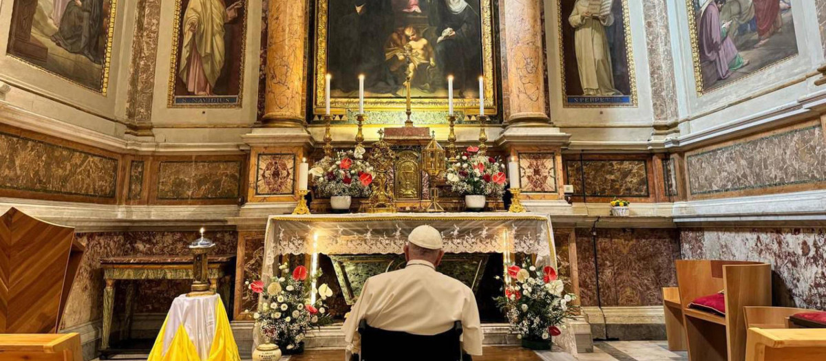 Rome (Italy), 27/08/2024.- A handout photo made available by the Vatican Media shows Pope Francis during a visit to the Basilica of St. Augustine in Rome, Italy, 27 August 2024. The visit by the pope, who entered Sancti Augustini through a side door, is a private one. The Argentine pontiff's foray tooks place on the feast of Saint Monica, St Augustine's mother. (Papa, Italia, Roma) EFE/EPA/VATICAN MEDIA HANDOUT HANDOUT EDITORIAL USE ONLY/NO SALES