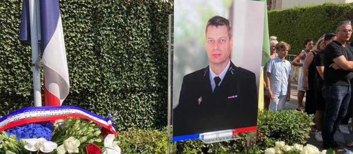 Un retrato del policía asesinado Éric Comyn tras ser arrollado por un coche