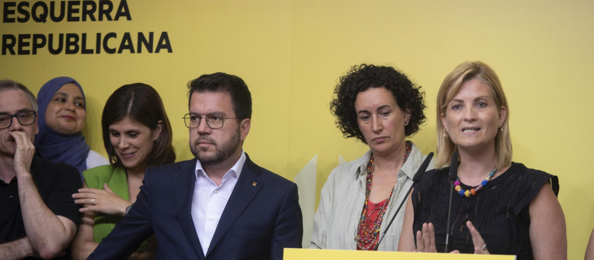 La portavoz de Esquerra Raquel Sans (d) junto a la secretaria general de Esquerra, Marta Rovira