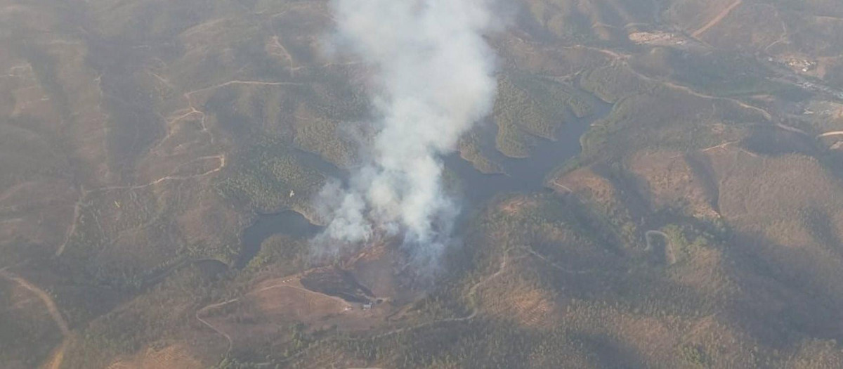Toma aérea del incendio declarado en Calañas