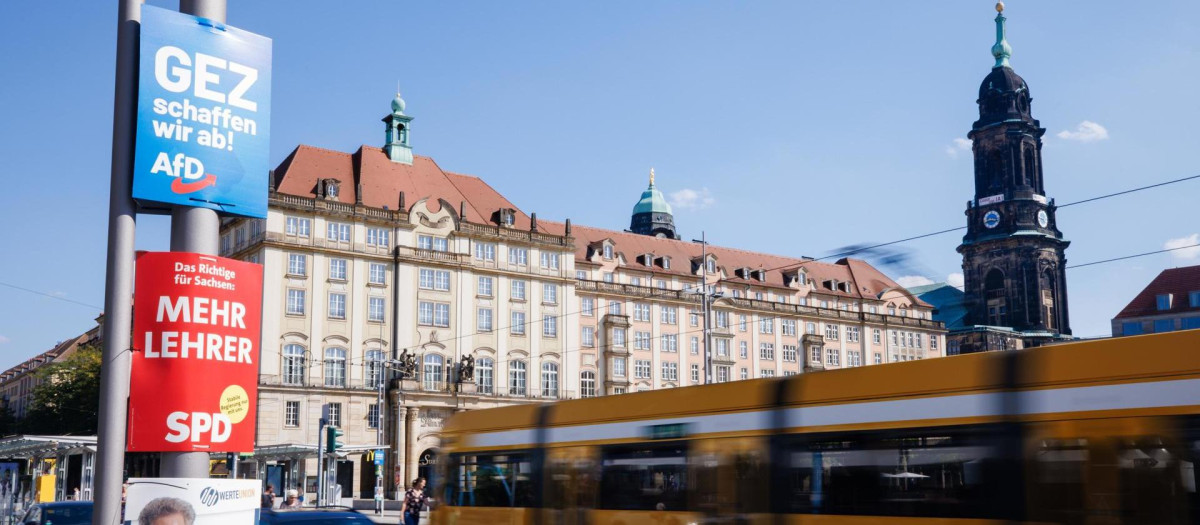 Carteles de campaña del partido de extrema derecha Alternativa para Alemania (AfD) (arriba-abajo), el Partido Socialdemócrata (SPD) y la Unión Werte