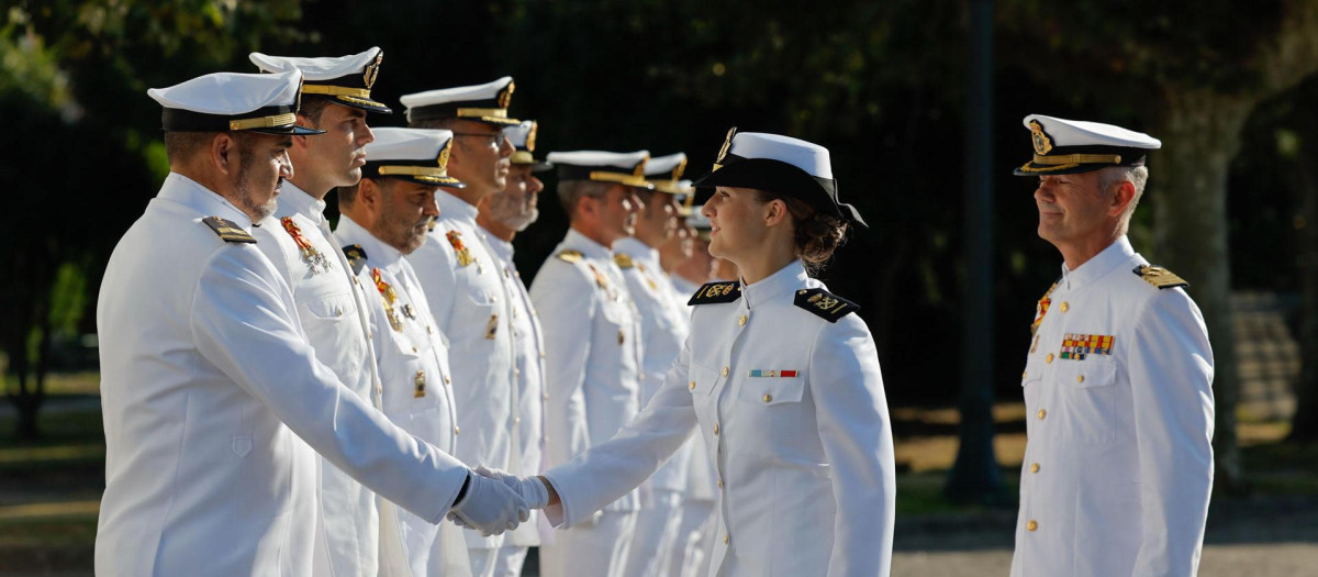 La Princesa Leonor (c) saluda durante una ceremonia este jueves en la Escuela Naval Militar de Marín, en la que recibió formación castrense su padre, para incorporarse al curso 2024-2025. La Princesa, que cumplirá 19 años el próximo 31 de octubre, completó el pasado mes de julio su primer año de formación militar en la Academia de Zaragoza.