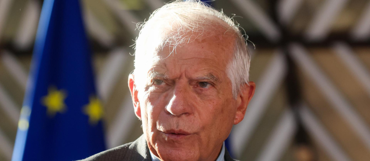 Josep Borrell habla ante los medios durante la reunión informal de los ministros de Exteriores