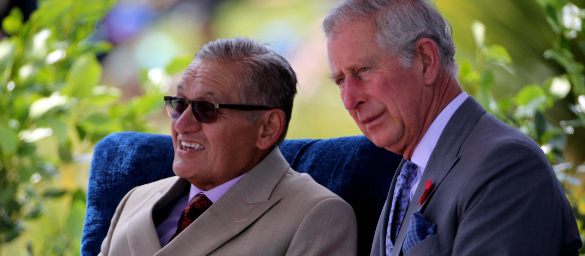 Hamilton (New Zealand).- (FILE) - Prince Charles, Prince of Wales, right, with the Maori king Kiingi Tuheitia about to watch a display by 5 waka, maori canoes on the Waikato River at Turangawaewae Marae, Hamilton, New Zealand, 08 November 2015 (reissued 30 August 2024). New Zealand's Maori King Tuheitia Pootatau Te Wherowhero VII died at the age of 69. (Príncipe de Gales, Nueva Zelanda) EFE/EPA/DAVID ROWLAND / POOL AUSTRALIA AND NEW ZEALAND OUT