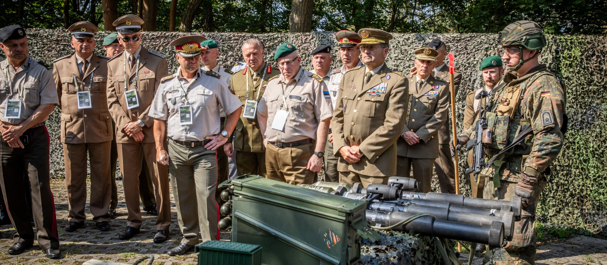 El Jefe de Estado Mayor del Ejército (JEME), general de ejército Amador Enseñat y Berea (izq.), junto a otros líderes militares en el X Foro de Jefes de Estado Mayor en Dresde (Alemania)