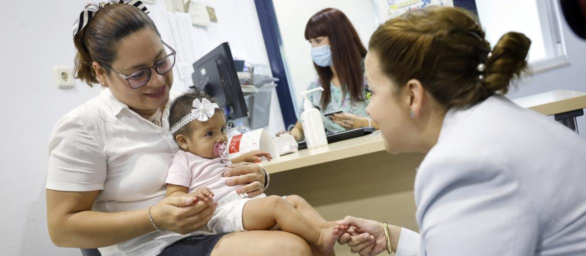 La consejera de Sanidad, Fátima Matute, con una madre y su bebé