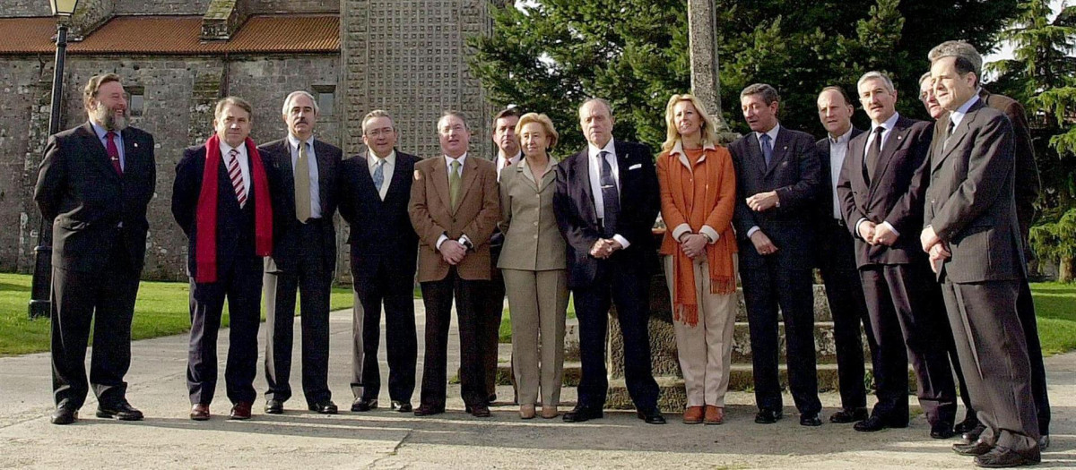 El presidente de la Xunta, Manuel Fraga, y sus conselleiros en el monasterio de Sobrado de os Monxes 2002 (La Coruña)