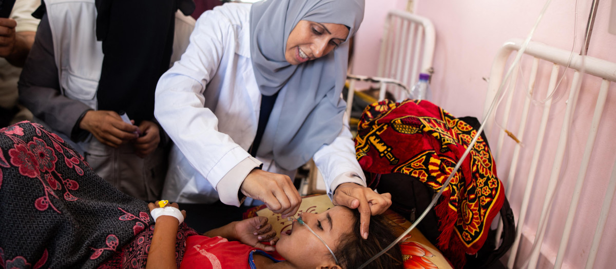 Una enfermera administra la vacuna contra la polio en en el hospital Nasser de Khan Yunis, en el sur de la Franja de Gaza