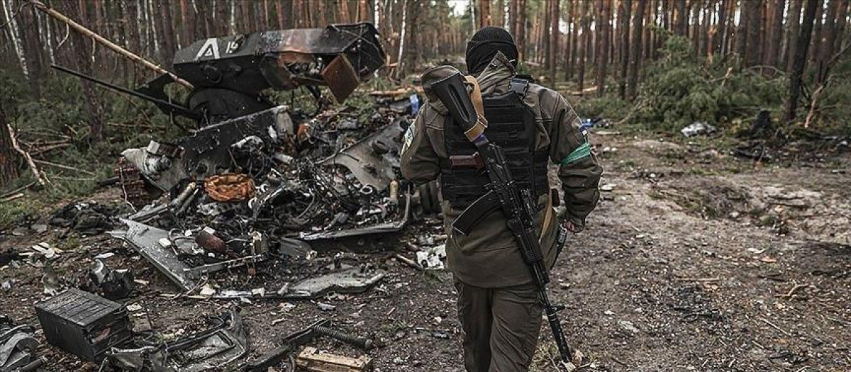 Un soldado comprueba las bajas rusas en Ucrania